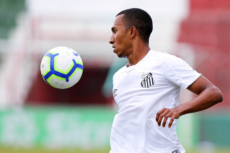 MORNO - O atacante Lucas Braga, que pertence ao Santos, mas disputou o Campeonato Paulista pela Inter de Limeira, interessa ao Guarani. Em contato exclusivo com o LANCE!, o presidente do Bugre, Ricardo Moisés, admitiu que monitora o jogador, mas nega ter procurado o Peixe para oficializar proposta.