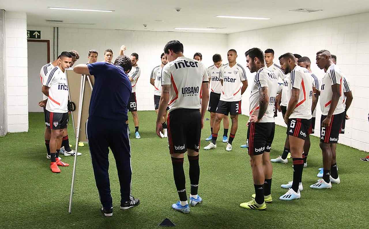 1 - O FUTEBOL TEM DOIS PROTAGONISTAS - Para Diniz, os atores principais do futebol são jogador e torcedor: todo o resto é secundário. "A gente trabalha por eles e para eles", diz.  As missões são melhorar os jogadores e fazer o torcedor gostar do que vê em campo.