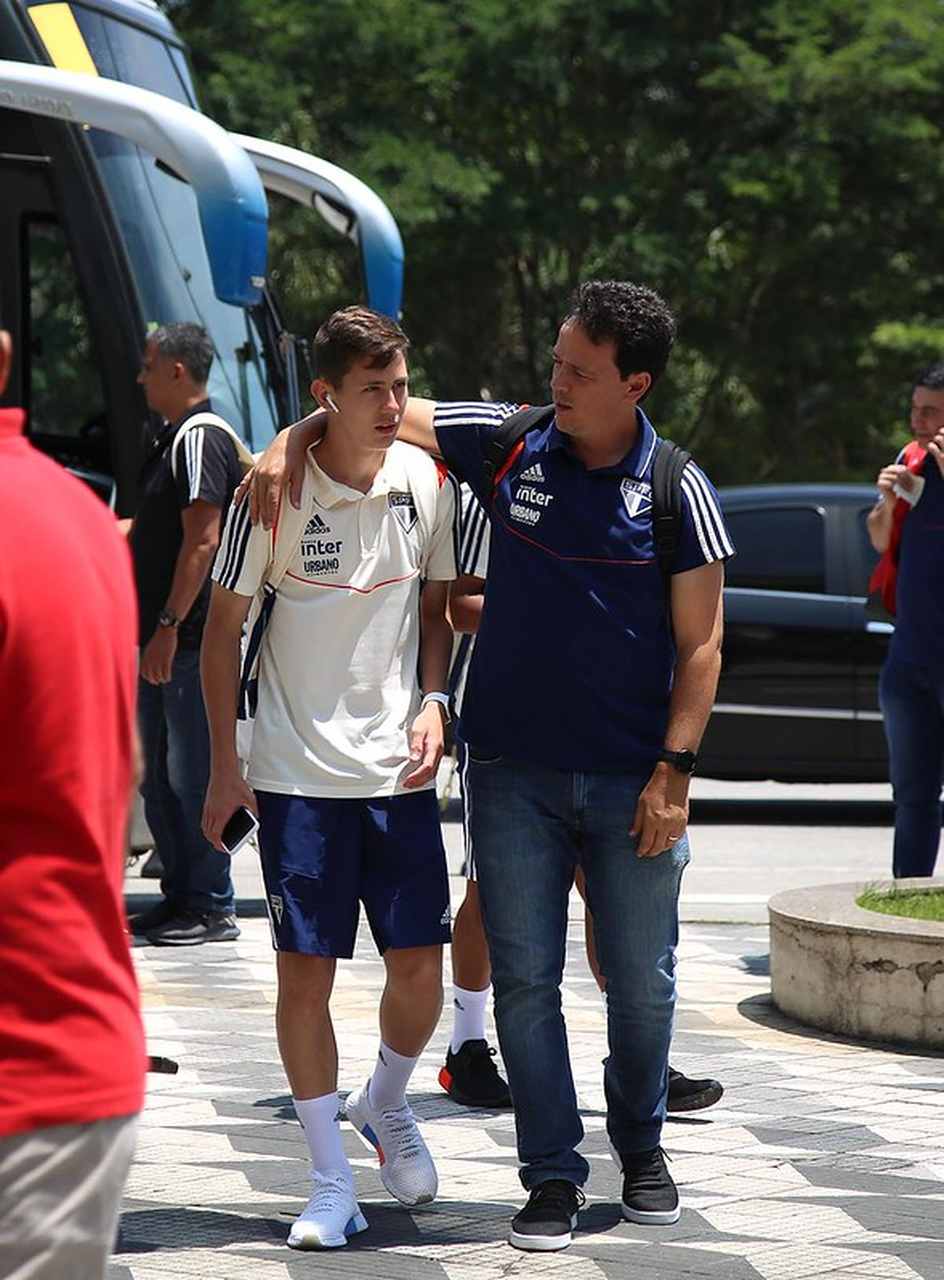 3 - PRIMEIRO A PESSOA, DEPOIS O ATLETA - Está diretamente ligado ao item anterior. Um dos maiores elogios feitos pelos jogadores a Diniz diz respeito à preocupação dele com a vida fora do futebol. "O jogador é tratado como uma coisa, mas antes de ser jogador ele é uma pessoa, é filho de alguém, é pai de família. Cuidar disso não é desprezar o futebol, ao contrário". 