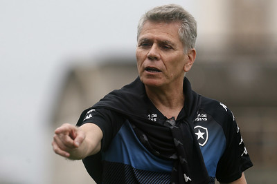 FECHADO - O Botafogo tem mudanças na comissão técnica. O clube divulgou, na tarde desta quinta-feira, que Paulo Autuori não é mais o treinador da equipe. A pressão pelos recentes resultados negativos pesou e o comandante foi desligado no cargo. Além dele, o auxiliar-técnico Renê Weber também deixa o clube.