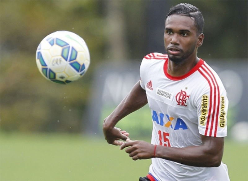 No fim da temporada de 2013, Luiz Antônio entrou na Justiça contra o Flamengo e tentou se desligar do clube. A confusão fez com que o jogador fosse afastado por três meses. Quando voltou ao time, em março de 2014, chegou a pedir desculpas à torcida pelo ocorrido. 