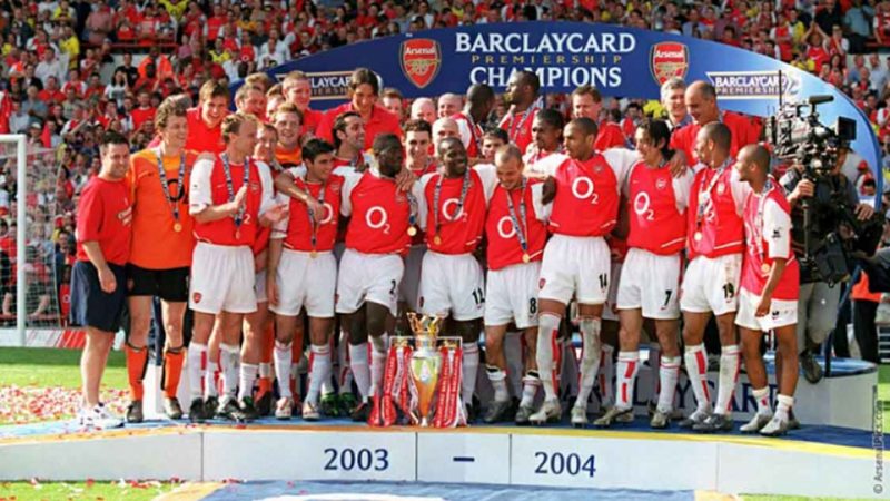 Arsenal - No grande ano da carreira do craque francês Thierry Henry, os Gunners conquistaram a Premier League 2003/2004 de maneira invicta, com a campanha de 26 vitórias e 12 empates em 38 jogos. A equipe terminou com 90 pontos, onze a frente do vice-campeão Chelsea.