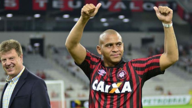 Walter - Walter está de volta ao Athletico. O atacante desembarcou em Curitiba e de lá foi direto ao CT do Caju, onde realizou exames médicos e assinou um contrato válido por três meses.