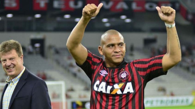 ATHLETICO-PR - O Furacão teve uma baixa de última hora para jogar pela Libertadores. O atacante Walter foi diagnosticado com coronavírus um dia antes e não enfrentou o Colo-Colo, pela fase de grupos da competição sul-americana. Jogando em casa, o time da Arena da Baixada venceu por 2 a 0.