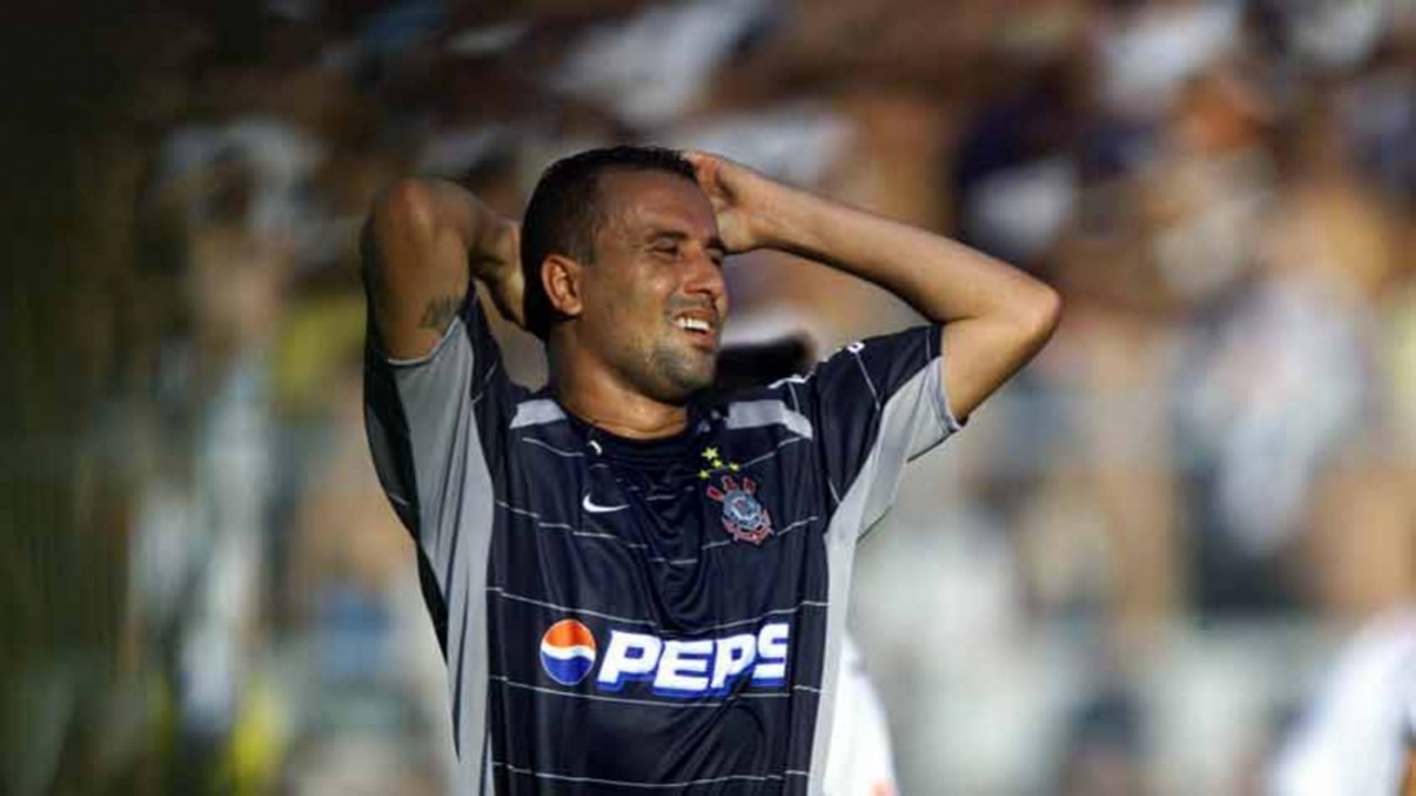 Rogério - Anotou seus tentos em 2003 e 2004 - 14 gols