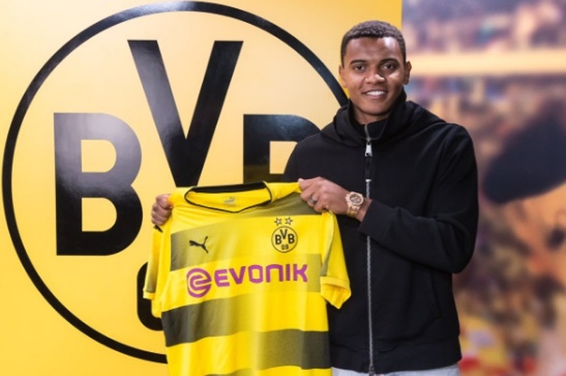 ESQUENTOU - O Borussia Dortmund pensa em renovar os contratos de Zagadou e Akanji, com medo de perde-los de graça em 2022, segundo a Ruhr Nachrichten.