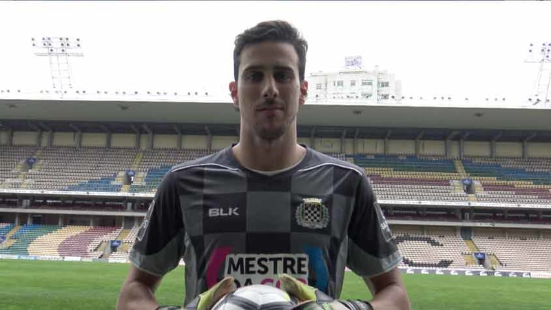 ESQUENTOU - O goleiro Helton Leite, ex-Botafogo e atualmente no Boavista de Portugal, está próximo de acertar uma ida para o Benfica na próxima temporada, de acordo com o jornal “A Bola”. Aos 29 anos, o arqueiro tem apena mais um ano de contrato com o time atual. A notícia surge após fortes especulações de que Vlachodimos, arqueiro titular das Águias, pode se transferir para o futebol inglês.