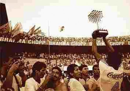 O Bahia, que viria a ser campeão brasileiro, começava a ganhar destaque, tendo como craque o camisa 8 Bobô, o atacante Charles Baiano e o goleiro Ronaldo. 