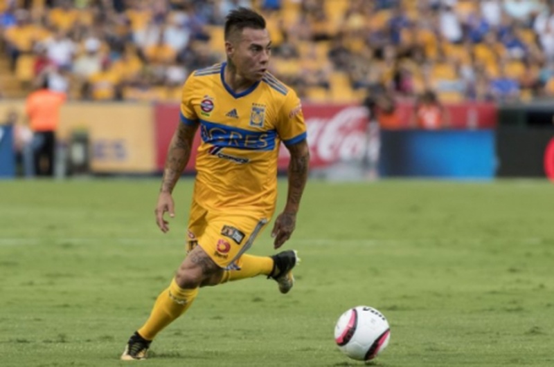 MORNO - A cada dia que passa, a carreira de Eduardo Vargas fica cada vez mais longe do Tigres. Em seu quarto ano dentro dos felinos, o centroavante convive com o banco de reservas e não está satisfeito. Outro ponto que ajuda a sua possível saída é o encerramento da Liga MX. Devido à pandemia do coronavírus, a competição foi finalizada na semana passada, e os clubes temem o prejuízo financeiro e uma venda/liberação não está descartada.