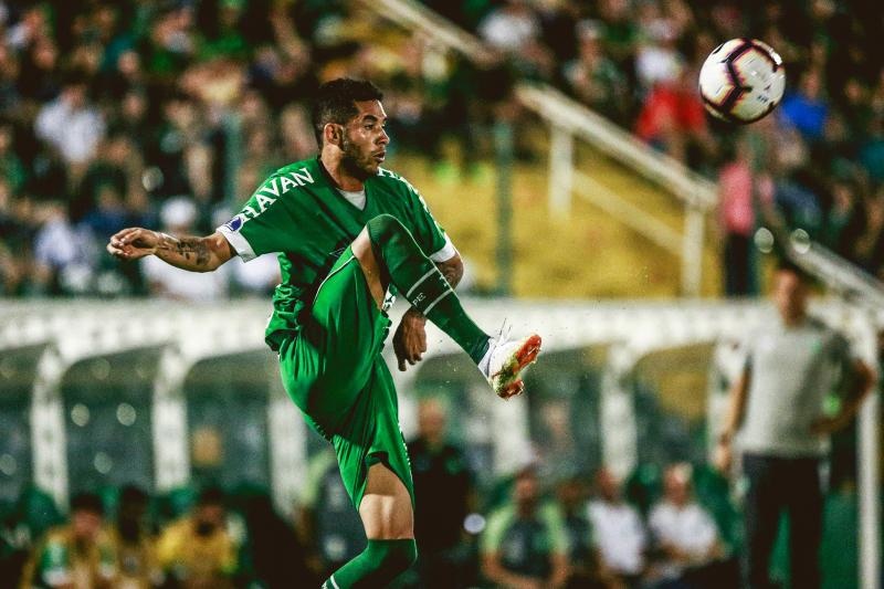RESCINDIU - Em comunicado, a Chapecoense oficializou a rescisão contratual do meio-campista Renato. Segundo informa o texto, a rescisão foi proveniente de decisão "tomada em comum acordo entre a diretoria alviverde e o jogador".