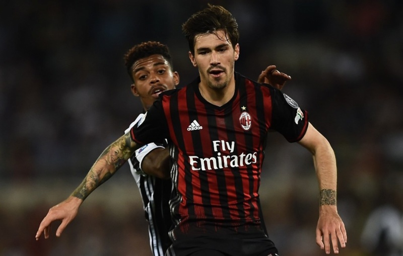 MORNO - Sem renovar com o Milan, Alessio Romagnoli interessa ao Barcelona. Segundo o 'Mediaset', o zagueiro deve ser alvo do clube catalão e incluído em uma negociação com Todibo ou Emerson. 