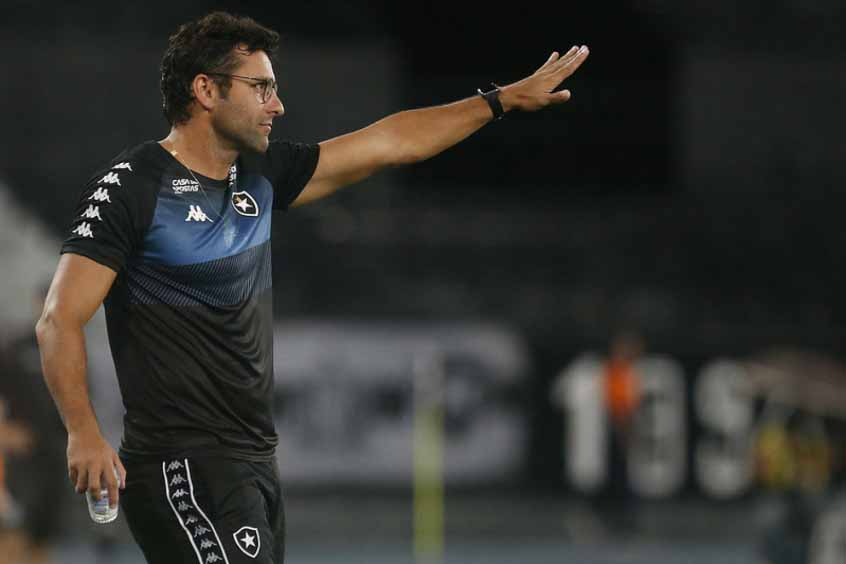 Alberto Valentim: Alberto Valentim já treinou o Palmeiras interinamente e também comandou Botafogo, Vasco e Avaí. Ele está desempregado desde fevereiro.