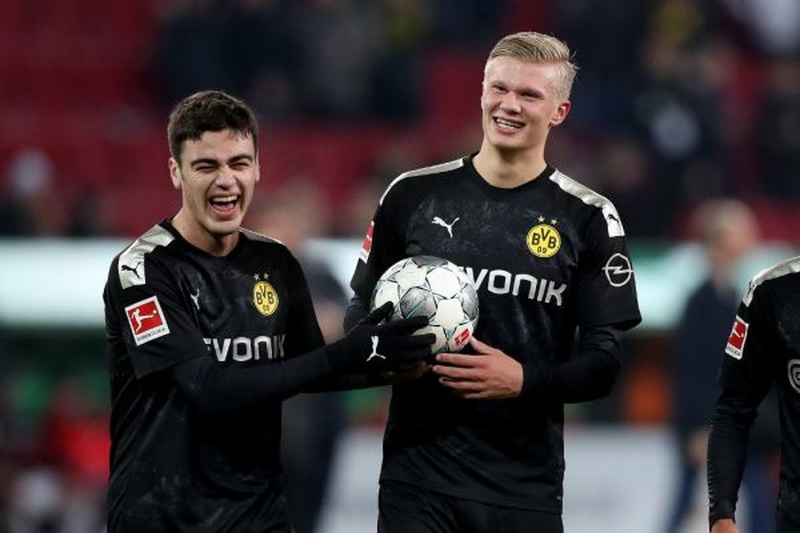 FECHADO - O Borussia Dortmund anunciou a renovação de contrato de Giovanni Reyna até 2025. Na atual temporada, Reyna já participou de 12 partidas pela equipe, tendo sido titular na maioria das oportunidades, além de ter anotado dois gols e ter distribuído cinco assistências.