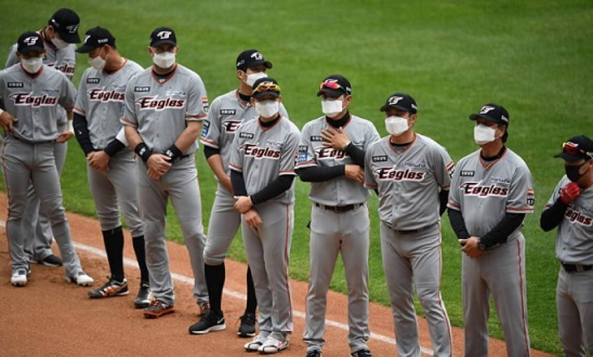 A Coreia do Sul uniu cautela e criatividade para dar início à Liga Coreana de Beisebol (KBO). A competição do esporte mais praticado no país começou nesta terça-feira, com atraso de cinco semanas, devido à pandemia da COVID-19. Em campo, atletas, treinadores e até cheerleaders usaram máscaras, enquanto as arquibancadas, sem público, foram preenchidas por desenhos de pessoas e mensagens de incentivo.