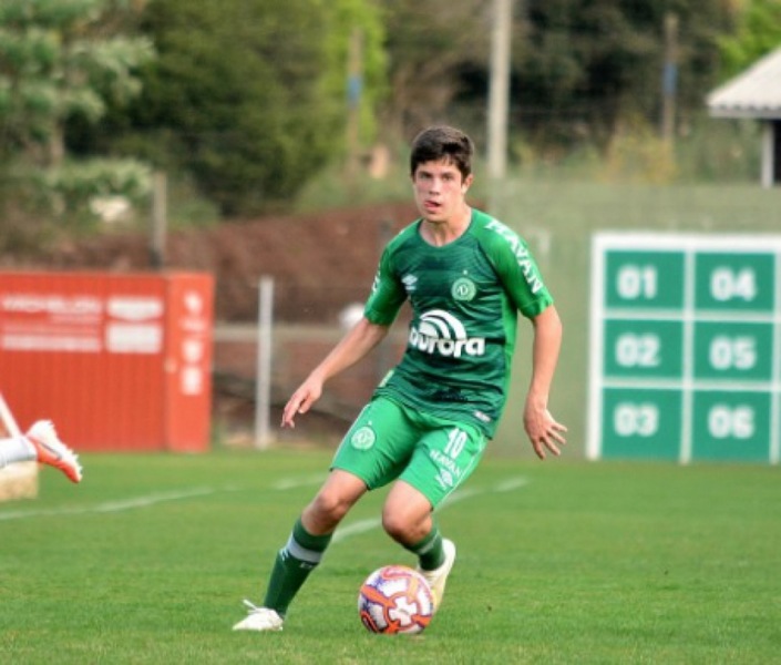 Pedro Cella e Arthur Vanzella - Os meias assinaram um contrato de empréstimo como o Athletico. Os dois jovens, que eram destaques da equipe sub-17 da Chapecoense, ficarão no Furacão até o fim de 2021. Foi a contrapartida do clube paranaense para ceder o meia Denner aos catarinenses também por empréstimo.