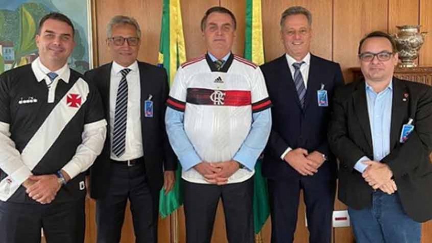 Mandatários de Vasco e Flamengo se reuniram nesta semana em Brasília com o presidente da República, Jair Bolsonaro, para discutir sobre a retomada das atividades do futebol brasileiro após a pandemia do novo coronavírus ter paralisado as competições. O LANCE! traça um panorama do que clubes, federações e autoridades pensam sobre a volta à rotina futebolística. Confira!