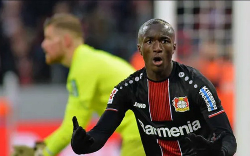 MORNO - Arsenal e Borussia Dortmund estão na disputa por Moussa Diaby, ponta do Bayer Leverkusen, segundo o portal “Le10Sport”. No entanto, o francês pode sair caro e custar cerca de 27 milhões de libras (R$ 189 milhões) aos cofres dos clubes. Os Gunners podem despontar como favoritos, pois as informações indicam que o agente do atleta possui boas relações com os londrinos.