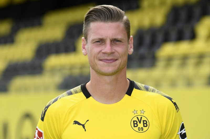 FECHADO - O Borussia Dortmund anunciou a renovação de contrato do lateral-direito Lukasz Piszczek por uma temporada, até junho de 2021. O polonês tinha vínculo com os aurinegros até o fim desta época e já podia assinar com qualquer clube de graça.