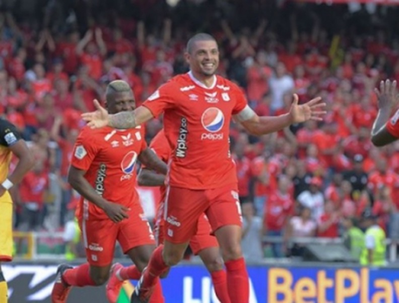 ESQUENTOU - Capitão do América de Cali, Juan Segovia é referência dentro do time e um símbolo de garra ao torcedor dentro de campo. Porém, como todo atleta profissional, ele tem um clube do coração fora das quatro linhas e o seu bate mais forte ao ouvir o nome do River Plate. Em conversa com o canal do Youtube ‘Mate y Gambeta’, o defensor dos Diabos confessou que, caso surja um convite de Marcelo Gallardo para atuar no Millonarios, ele não pensa duas vezes em aceitar.