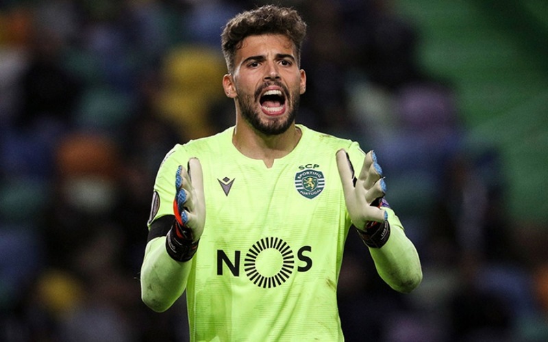 MORNO - O Sporting segura a renovação contratual do goleiro Maximiano por conta de uma possível proposta do Milan para contratar o jovem português para a próxima temporada, segundo o jornal “A Bola”. O valor cobrado pelos Leões pode girar em torno dos 20 milhões de euros (R$ 125 milhões), mas os italianos só devem procurar a equipe de Alvalade caso Donnarumma deixe o time rossonero.