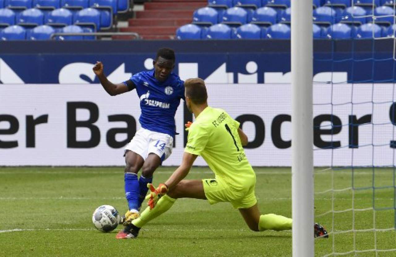 Campeonato Alemão: Union Berlin x Schalke 04 - Domingo, 10h20 (ao Vivo) Fox Sports - O gigante Schalke 04 (foto) não vence há 11 rodadas. Estava na briga pelo título e agora, em décimo, com 37 pontos e em crise, tenta vencer o Union, novato na elite e que tem 31 pontos, muito próximo da zona de rebaixamento.