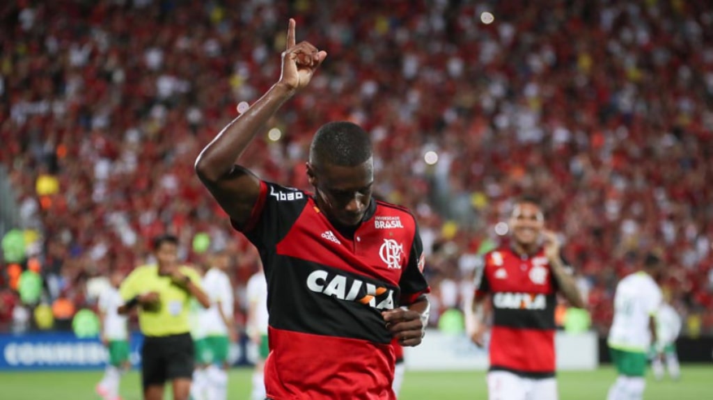 Da mesma geração que Júlio César, Juan também brilhou na Europa e na Seleção Brasileira antes de voltar ao Flamengo. Juan encerrou a carreira em 2019, no Rubro-Negro.