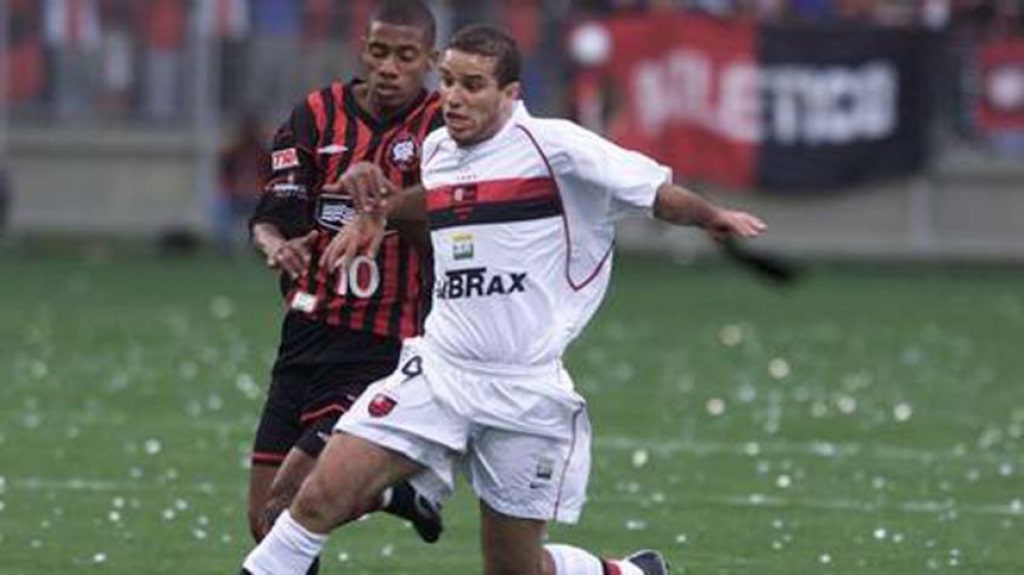 Rocha - O volante começou a carreira no Flamengo em 99, ficando até 2002. Atuou em clubes como Portuguesa, Vila Nova e Paysandu, e encerrou a carreira em 2013 no interior paulista. Hoje, aos 42 anos, anda afastado do futebol.