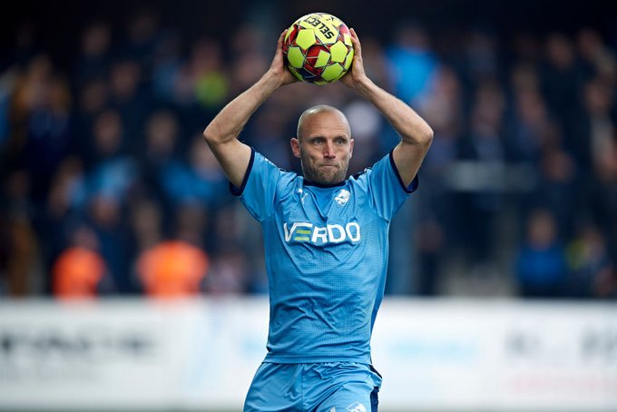 Dinamarca - O futebol foi reiniciado nesta quinta-feira com o jogo  Aarhus 1x1 Randers. A competição está na reta final de sua fase de classificação para os playoffs e é liderada pelo Midjtylland, com 62 pontos, contra  50 do FC Copenhague.