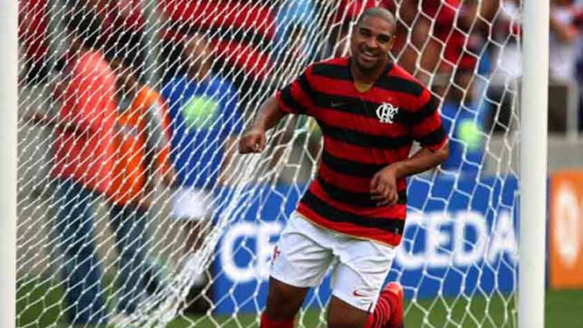 Revelado pelo Flamengo em 2000, Adriano foi negociado com a Inter de Milão em 2001. Após virar ídolo na Itália, retornou ao Rubro-Negro em 2009 para conquistar o Campeonato Brasileiro e se consolidar também como um ídolo no clube carioca. 