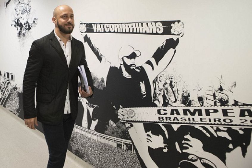 Alessandro - lateral-direito - 41 anos - aposentado, foi gerente de futebol do Corinthians recentemente, mas está sem clube no momento.