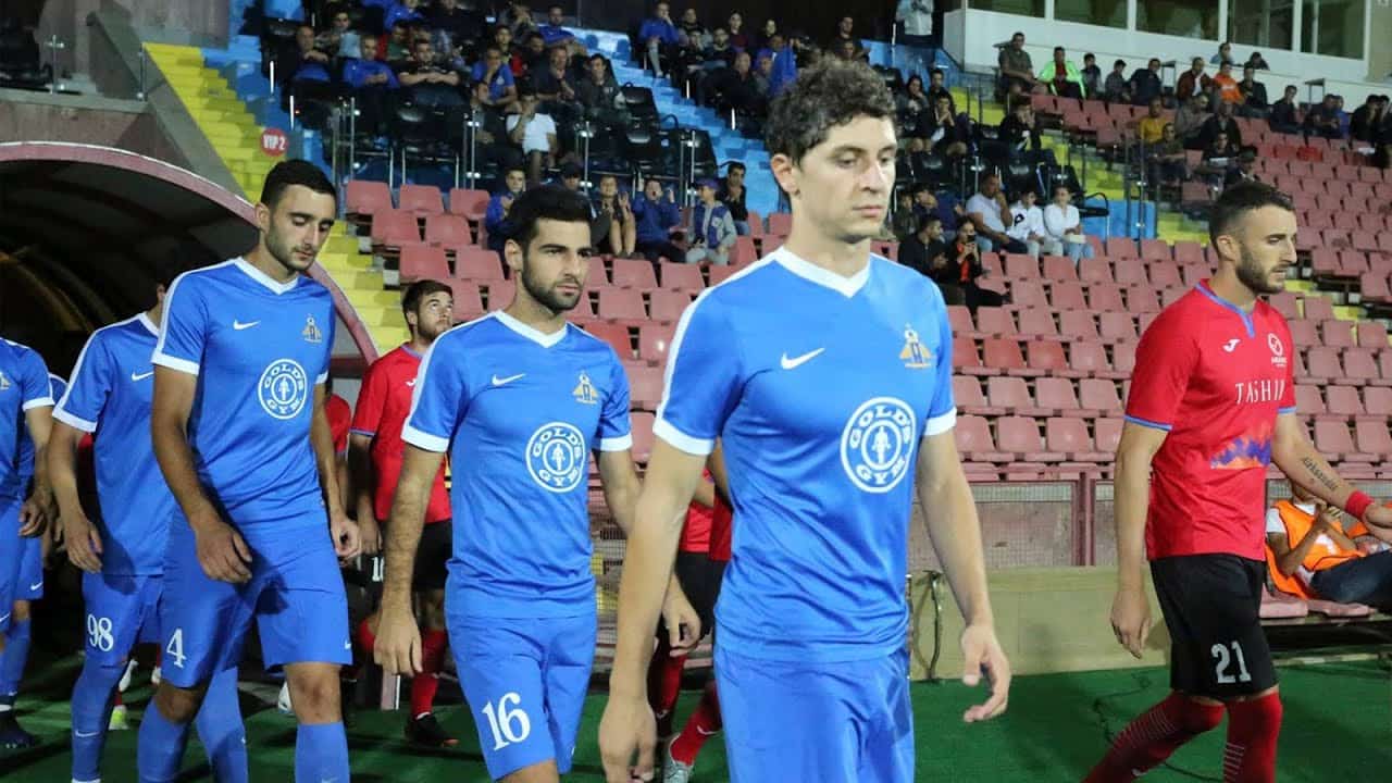  Armênia - O campeonato parou em 12/3 e retornou no dia 24/5. O Ararat lidera e restam três rodadas para o término da fase de classificação para os playoffs.