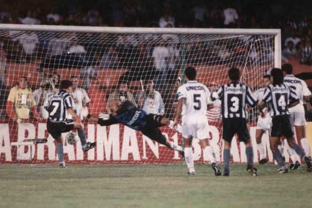 No próximo dia 7, a Globo irá transmitir a final do Brasileiro de 1995 entre Botafogo e Santos. O problema é que a Band irá transmitir no mesmo dia o mesmo jogo, mas duas horas antes.