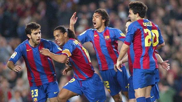 Barcelona - Sob o comando de Ronaldinho Gaúcho, a equipe catalã conquistou a Champions 2005/2006 sem perder, com 9 vitórias e 4 empates. 