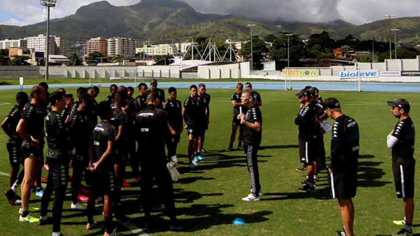 Botafogo - O Glorioso não pretende diminuir os salários de seus atletas em maio. No entanto, demitiu 45 funcionários (da sede social e do futebol) com o intuito de diminuir a folha salarial do clube.