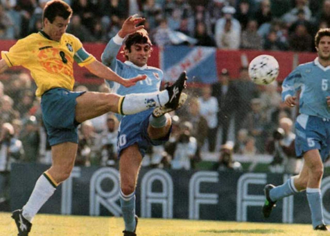 10) Na Copa América de 1995, o Brasil foi líder do grupo B, com três vitórias em três jogos. Depois, passou pela Argentina nas quartas (2 a 2 no tempo normal e vitória nos pênaltis) e Estados Unidos na semi (1 a 0). Na final, porém, após empatar por 1 a 1 no tempo regulamentar, acabou perdendo nos pênaltis para o Uruguai.