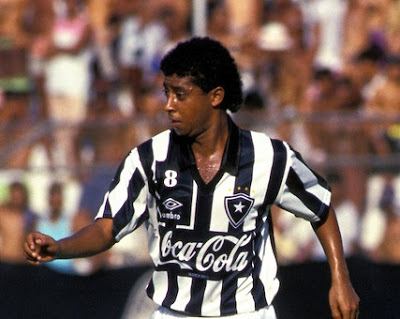 CARLOS ALBERTO DIAS rendeu uma curiosa disputa entre Flamengo e Botafogo. O Alvinegro abriu negociações pelo meia que se destacara no Coritiba. No entanto, o Rubro-Negro entrou em cena, pagou a passagem dele para o Rio de Janeiro. Só que a diretoria do Botafogo é quem foi buscá-lo e o levou para General Severiano.