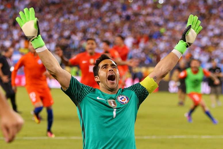 Claudio Bravo: ídolo do Chile, o goleiro do Manchester City tem contrato até o fim da atual temporada e não deve ter seu vínculo renovado. Com passagens pelo Barcelona, o arqueiro tem 37 anos.