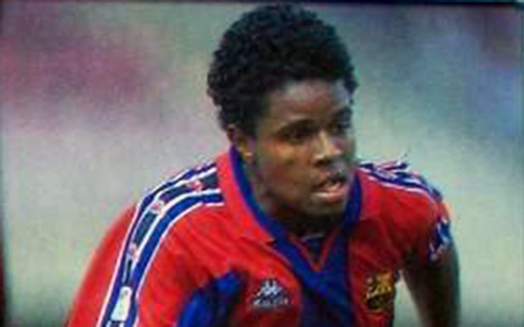 D'Marcellus - Filho do ex-atacante Escurinho, ídolo do Internacional na década de 70, foi contratado pelo Barcelona em 1996. Jogou apenas um amistoso.
