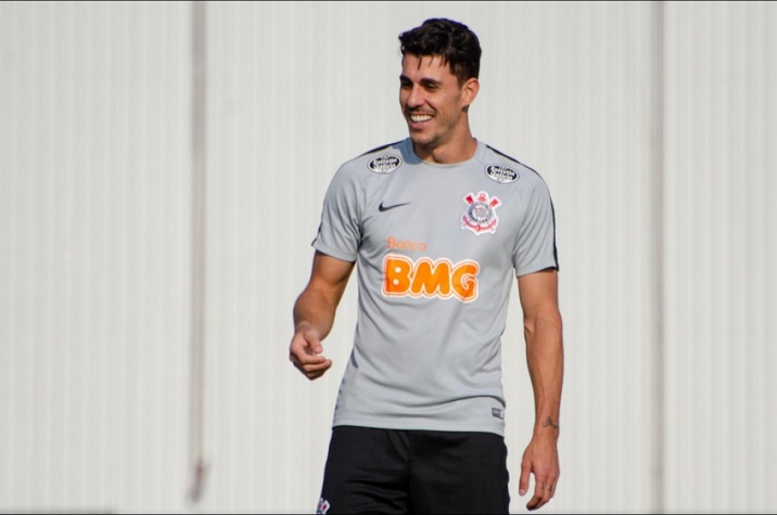 DANILO AVELAR - Corinthians (C$ 5,53) Uma opção boa e barata de uma defesa que dificilmente decepciona. Com pontuações melhores do que Gil, tem potencial para uma boa pontuação contra o Fortaleza na Arena.