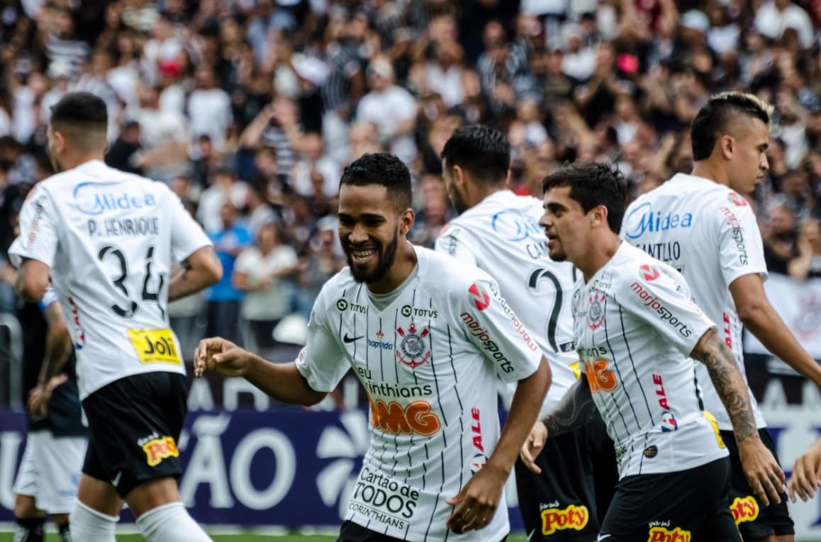 Everaldo - atacante - Sua contratação no ano passado custou R$ 3,556 milhões ao Corinthians, somando salários, valor de compra, comissões, luvas e afins. Continua no clube.
