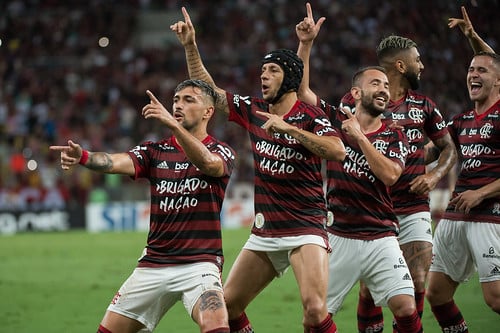 Logo em seguida vem o FLAMENGO. O Rubro-Negro, que foi campeão carioca, brasileiro e da Copa Libertadores, terminou a temporada com saldo de R$ 62 milhões em seus cofres.