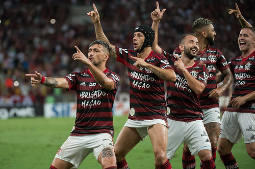 Logo em seguida vem o FLAMENGO. O Rubro-Negro, que foi campeão carioca, brasileiro e da Copa Libertadores, terminou a temporada com saldo de R$ 62 milhões em seus cofres.