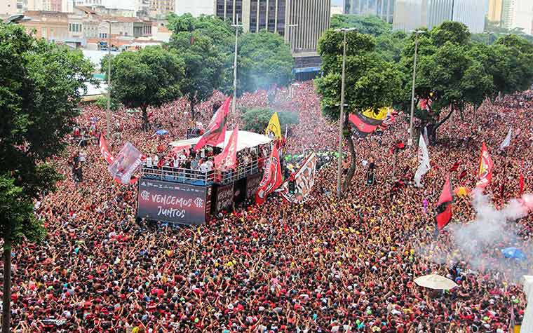 Há exatos seis meses, o Flamengo desfilava em carro aberto durante aquela tarde, no Centro do Rio de Janeiro. E naquele mesmo 24 de maio (novembro), o clube era heptacampeão brasileiro sem entrar em campo, já que o Palmeiras, então vice-líder, tropeçava. Relembre sete curiosidades da campanha do clube no Brasileirão-2019 a seguir.