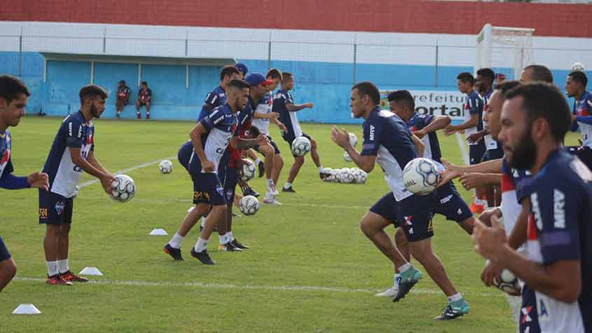 Fortaleza - Foi o primeiro clube da série A a entrar em acordo com seus jogadores. Em março, foram pagos 75% dos vencimentos. Já os 25% restantes serão quitados após a pandemia. Em abril, os atletas deixaram de receber 10%, e os outros 15% também serão recebidos após o período de inatividade.