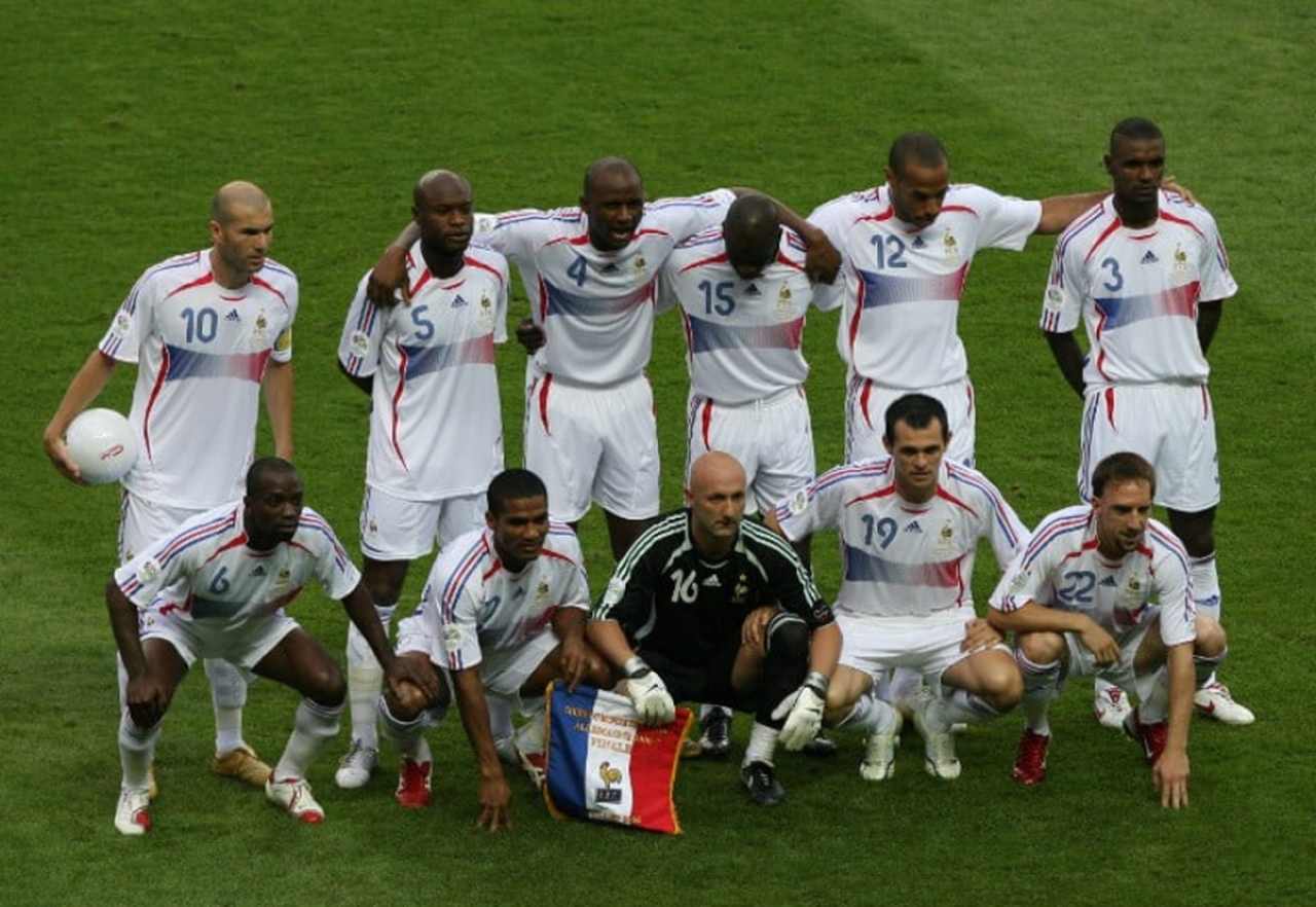 15) Também em 2006, a França ficou em segundo no grupo G (uma vitória e dois empates), atrás da Suíça. Passou por Espanha (3 a 1 nas oitavas), Brasil (1 a 0 nas quartas) e Portugal (1 a 0 na semi), mas, após empate por 1 a 1 na final com a Itália, acabou perdendo o título nos pênaltis.