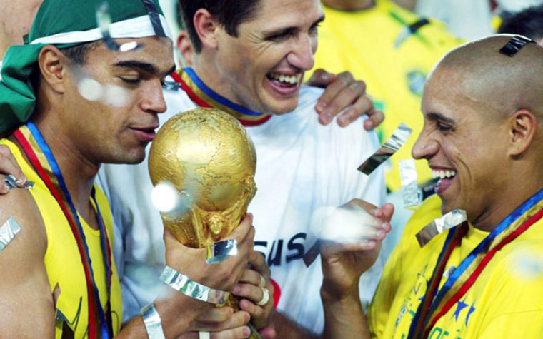 Copa do Mundo: 2002 - Denílson fez parte do grupo pentacampeão mundial com a seleção brasileira ao derrotar a Alemanha por 2 a 0 na final. Ele também ficou marcado com sua habilidade ao ser perseguido por cinco adversários contra a Turquia.