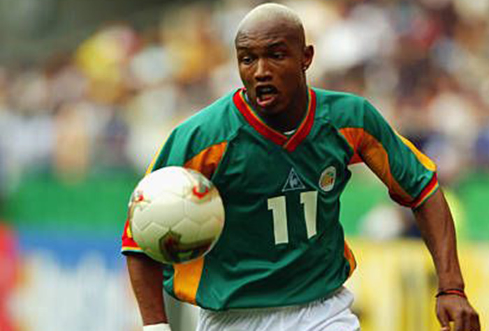 Já o uniforme reserva era predominantemente verde. Hadji Diouf era um dos craques daquele time.