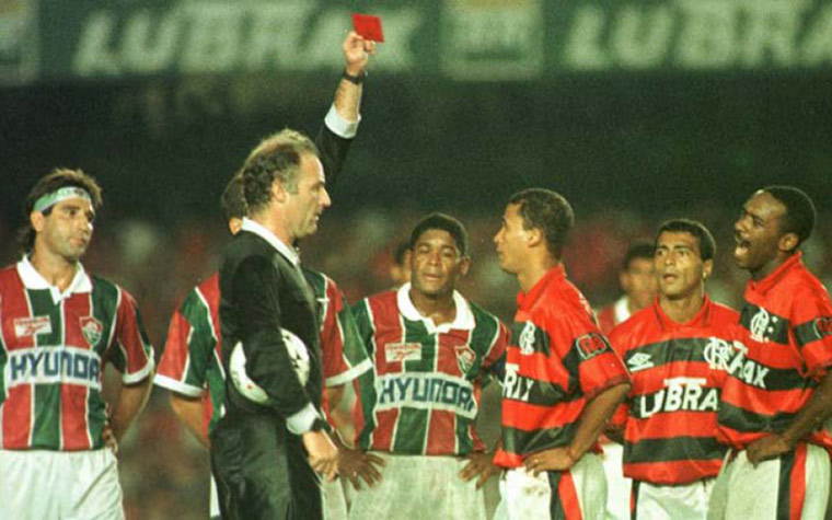 O panorama começou a mudar aos 26 minutos do segundo tempo. Romário aproveitou uma brecha e marcou pela primeira vez contra o Fluminense em sua carreira. Durante a comemoração, jogadores dos dois times trocaram empurrões.  Sorlei, do Flu, e Marquinhos, do Fla, foram expulsos pelo árbitro Léo Feldman.