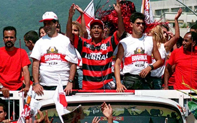 O Flamengo não poupou esforços na busca por fazer bonito nos seus 100 anos de fundação. Herói do tetracampeonato mundial pela Seleção Brasileira, o melhor jogador do mundo foi repatriado para ostentar a camisa 11 do Rubro-Negro, e chegou com direito a desfile em carro aberto em janeiro de 1995.