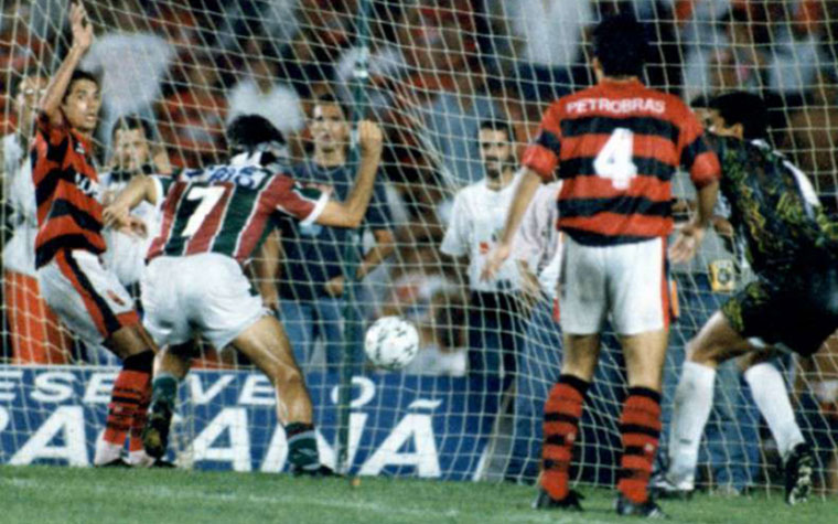 O antológico Fla-Flu que decidiu o Campeonato Carioca de 1995 será reapresentado pela Rede Bandeirantes, em homenagem a Januário de Oliveira. Enquanto não chega o dia 17 de maio, o LANCE! aponta as razões pelas quais 1995 entrou para a história da rivalidade.